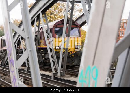 66154 ein Englisch-Walisisch-Schottischer Eisenbahnmotor, der über die Barnes Railway Bridge im Südwesten Londons, England, Großbritannien, fährt Stockfoto