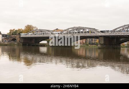 Ein Zug der Southwest Railway Line, der über die Barnes Railway Bridge im Südwesten Londons, England, Großbritannien, fährt Stockfoto