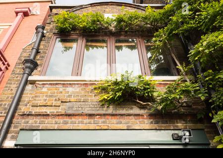 Reflexionen in einem Fenster der William Morris Society, Kelmscott House, Upper Mall, Hammersmith, London, W6, England, Großbritannien Stockfoto