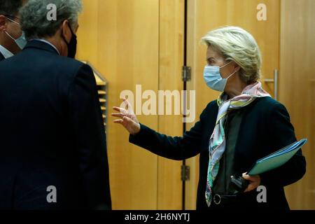 Brüssel, Belgien. November 2021. Ursula VON DER LEYEN, Präsidentin der Europäischen Kommission, bei einem Treffen des Kollegiums der Kommissionsmitglieder in der EU-Kommission. Die Kommission wird heute Vorschriften vorschlagen, um sicherzustellen, dass Unternehmen, die in Europa sechs wichtige Rohstoffe verkaufen, „frei von Entwaldung“ sind. Brüssel, Belgien, Den 17. November 2021. (Bild: © Valeria Mongelli/ZUMA Press Wire) Stockfoto