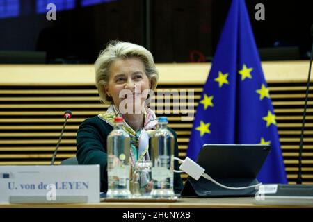 Brüssel, Belgien. November 2021. Ursula VON DER LEYEN, Präsidentin der Europäischen Kommission, bei einem Treffen des Kollegiums der Kommissionsmitglieder in der EU-Kommission. Die Kommission wird heute Vorschriften vorschlagen, um sicherzustellen, dass Unternehmen, die in Europa sechs wichtige Rohstoffe verkaufen, „frei von Entwaldung“ sind. Brüssel, Belgien, Den 17. November 2021. (Bild: © Valeria Mongelli/ZUMA Press Wire) Stockfoto