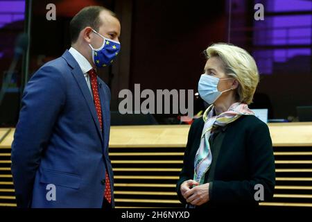 Brüssel, Belgien. November 2021. Die EU-Umweltkommissarin Virginijus SINKEVICIUS (links) und die Präsidentin der Europäischen Kommission Ursula VON DER LEYEN bei einem Treffen des Kollegiums der Kommissare der EU-Kommission. Die Kommission wird heute Vorschriften vorschlagen, um sicherzustellen, dass Unternehmen, die in Europa sechs wichtige Rohstoffe verkaufen, „frei von Entwaldung“ sind. Brüssel, Belgien, Den 17. November 2021. (Bild: © Valeria Mongelli/ZUMA Press Wire) Stockfoto