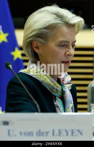 Brüssel, Belgien. November 2021. Ursula VON DER LEYEN, Präsidentin der Europäischen Kommission, bei einem Treffen des Kollegiums der Kommissionsmitglieder in der EU-Kommission. Die Kommission wird heute Vorschriften vorschlagen, um sicherzustellen, dass Unternehmen, die in Europa sechs wichtige Rohstoffe verkaufen, „frei von Entwaldung“ sind. Brüssel, Belgien, Den 17. November 2021. (Bild: © Valeria Mongelli/ZUMA Press Wire) Stockfoto