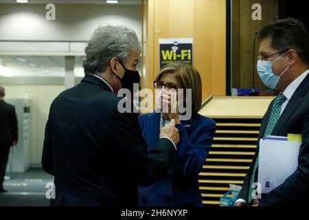 Brüssel, Belgien. November 2021. Der für Binnenmarkt zuständige EU-Kommissar Thierry BRETON (links), die für Gesundheit und Lebensmittelsicherheit zuständige EU-Kommissarin Stella KYRIAKIDES (Mitte) und der für Krisenmanagement zuständige EU-Kommissar Janez LENARCIC bei einem Treffen des Kollegiums der Kommissionsmitglieder der EU-Kommission. Die Kommission wird heute Vorschriften vorschlagen, um sicherzustellen, dass Unternehmen, die in Europa sechs wichtige Rohstoffe verkaufen, „frei von Entwaldung“ sind. Brüssel, Belgien, Den 17. November 2021. (Bild: © Valeria Mongelli/ZUMA Press Wire) Stockfoto