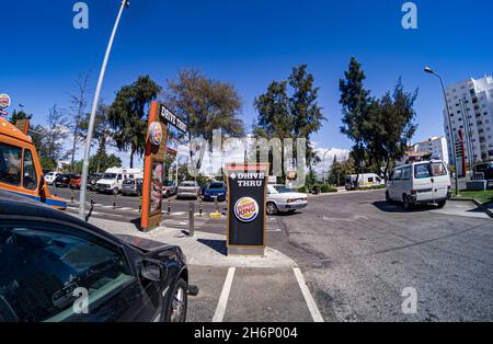 LAGOS, PORTUGAL - 23. Sep 2021: Das Richtungszeichen von Burger King auf der Straße in Lagos Stockfoto