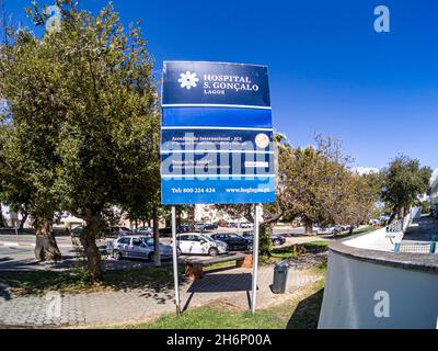 LAGOS, PORTUGAL - 23. September 2021: Das blaue Metallschild des KRANKENHAUSES SAO GONCALO in Lagos Stockfoto