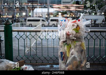 Abfallbehälter mit viel Plastikmüll Stockfoto