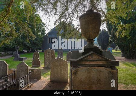 Im Sommer können Sie den berühmten „Wordsworth“-Kirchhof neben der St. Oswald's Church im Dorf Grasmere, Lake District, Cumbria, England, sehen Stockfoto