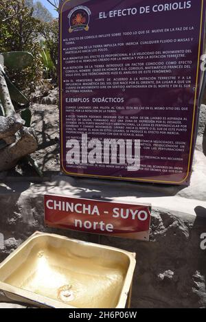 ÄQUATOR, MUSEUM IN DER NÄHE DES MITAD DEL MUNDO (MITTE DER WELT), 22 KM NÖRDLICH VON QUITO, BREITENGRAD 00 00. AUF EINER DER BEIDEN LINIEN FLIESST DAS WASSER DURCH DREHSCHEIBE Stockfoto