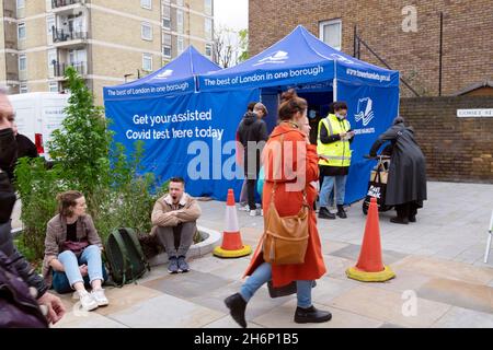 Covid Testzelt an der Ecke der Gosset Street in der Nähe des Columbia Road Flower Market Bethnal Green am Sonntag in East London England 2021 KATHY DEWITT Stockfoto