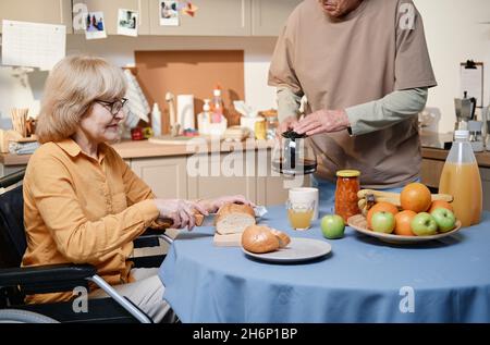 Seniorehepaar kocht gemeinsam am Tisch in der Küche das Frühstück Stockfoto