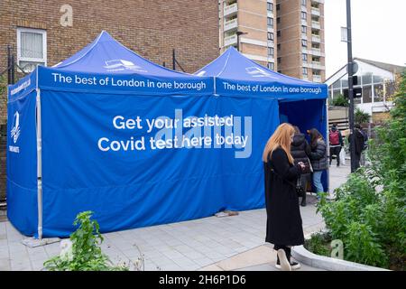 Covid Testzelt an der Ecke der Gosset Street in der Nähe des Columbia Road Flower Market Bethnal Green am Sonntag in East London England 2021 KATHY DEWITT Stockfoto