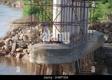 Eine obdachlose burmesische Frau kämpft unter der thailändischen Myanmar-Brücke, die eine der wichtigsten Landgrenzen zwischen den beiden Ländern ist, um sich um ihre Kinder zu kümmern. Sie ist im „Niemandsland“. Moei, Thailand. Mai 2008. Stockfoto