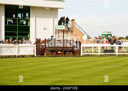 Atmosphäre und Nervenkitzel eines Tages bei den Rennen mit der Menge und den Pferden Stockfoto