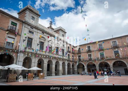 AVILA, SPANIEN – 20. JUNI 2021: Rathaus von Avila. Es befindet sich am Mercado Chico Platz. Stockfoto