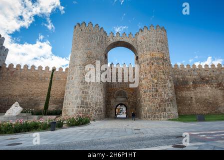 AVILA, SPANIEN – 20. JUNI 2021: Tor des Alcazar, einer der Eingänge in den Mauern von Avila, Spanien. Diese Stätte ist ein Nationaldenkmal und die alte CI Stockfoto