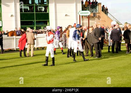 Atmosphäre und Nervenkitzel eines Tages bei den Rennen mit der Menge und den Pferden Stockfoto