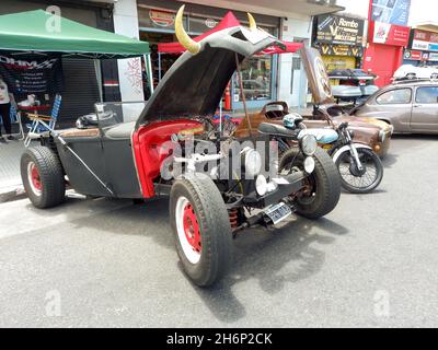 BUENOS AIRES, ARGENTINIEN - 14. Nov 2021: Hot Rod. Ein alter Chevrolet 1935 modifiziert, um Geschwindigkeit und Beschleunigung für den Rennsport zu verbessern. Expo Warnes 2021 Classic Stockfoto