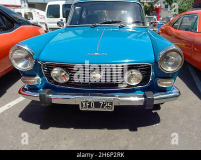 BUENOS AIRES, ARGENTINIEN - Nov 08, 2021: Blauer Peugeot 404 Limousine beliebtes französisches Familienauto 1960-1975 bekannt für Wirtschaftlichkeit, Komfort und Langlebigkeit. Vorderseite vi Stockfoto