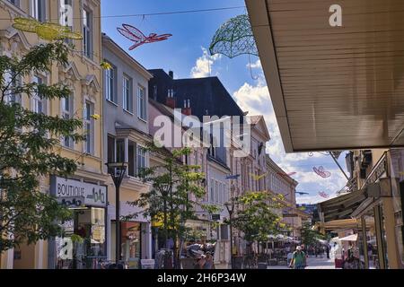 WIENER NEUSTADT, ÖSTERREICH - 27. Jul 2020: Blick auf die Geschäfte in der Fußgängerzone der Herzog Leopold Straße in der Innenstadt von Wiener Neustadt, Niederau Stockfoto