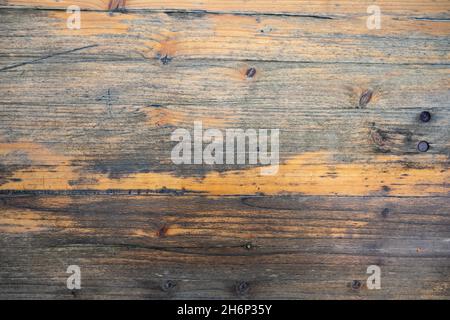 Detail der alten und verwitterten Holztischplatte. Optimale Verwendung als Hintergrund für die Präsentation von Lebensmitteln. Stockfoto