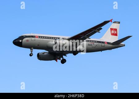 Ein Airbus A319, der für British Airways fliegt und in einer speziellen Lackierung zum 100-jährigen Bestehen der Fluggesellschaft steht, kommt am Flughafen London Heathrow an Stockfoto