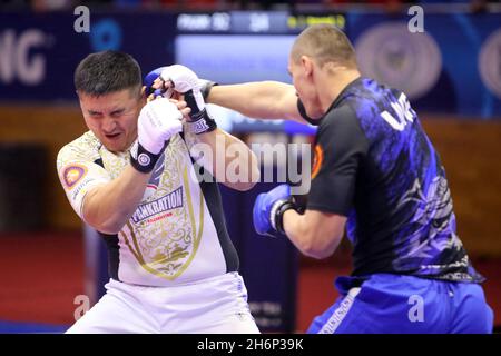 KHARKIV, UKRAINE - 16. NOVEMBER 2021 - ein Athlet schlägt seinen Rivalen während der Pankration-Weltmeisterschaft in Kharkiv, Nordostukraine. Wettbewerb Stockfoto