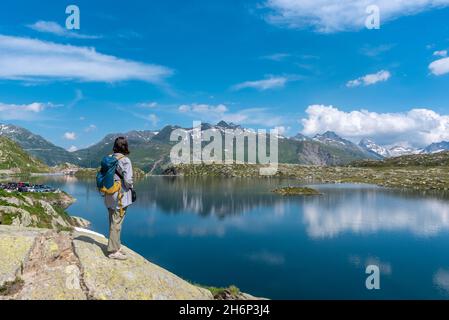 Wanderer am Totensee bei Grimselpass, Oberwald, Wallis, Schweiz, Europa Stockfoto