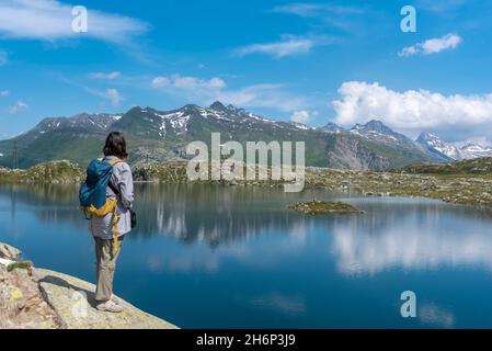 Wanderer am Totensee bei Grimselpass, Oberwald, Wallis, Schweiz, Europa Stockfoto