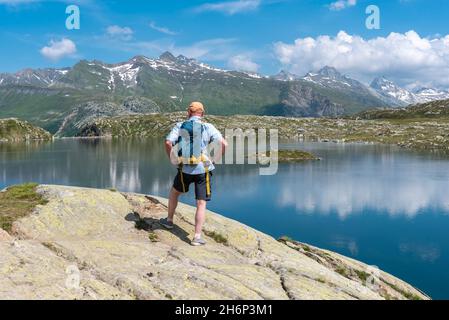 Wanderer am Totensee bei Grimselpass, Oberwald, Wallis, Schweiz, Europa Stockfoto