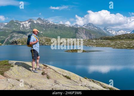 Wanderer am Totensee bei Grimselpass, Oberwald, Wallis, Schweiz, Europa Stockfoto