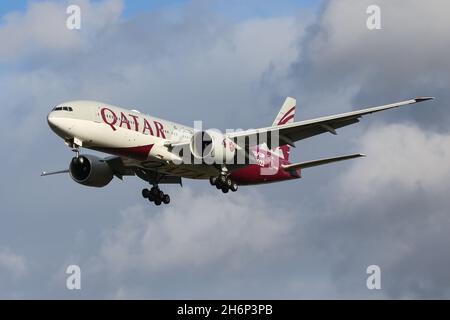 Eine Boeing 777, die vor der FIFA-Weltmeisterschaft 2022 für Qatar Airways in einer speziellen Lackierung fliegt, kommt am Flughafen London-Heathrow an Stockfoto