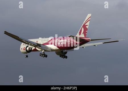 Eine Boeing 777, die vor der FIFA-Weltmeisterschaft 2022 für Qatar Airways in einer speziellen Lackierung fliegt, kommt am Flughafen London-Heathrow an Stockfoto