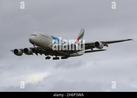 Ein Airbus A380, der nach Emirates fliegt, kommt am Flughafen London-Heathrow an Stockfoto