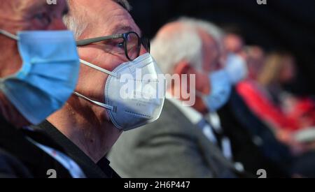 17. November 2021, Thüringen, Erfurt: Die Teilnehmer der Hauptversammlung des Deutschen Städtebundes tragen Masken. Das Motto des Deutschen Städtebundes lautet: "Was das Leben ausmacht. Die Städte in Deutschland“. Vom 16. Bis 18. November treffen sich rund 800 Delegierte und Gäste aus zahlreichen Städten in ganz Deutschland. Der Deutsche Städtebund vertritt die Interessen aller unabhängigen Städte und der meisten Städte, die zu einem Bezirk gehören. Rund 3,200 Städte und Gemeinden mit rund 53 Millionen Einwohnern haben sich in der Vereinigung der Städte zusammengeschlossen. Foto: Martin Schutt/dpa- Stockfoto