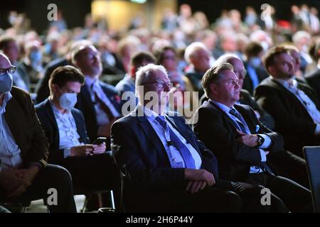 17. November 2021, Thüringen, Erfurt: Die Teilnehmer der Hauptversammlung des Deutschen Städtebundes sitzen nebeneinander. Das Motto des Deutschen Städtebundes lautet: "Was das Leben ausmacht. Städte in Deutschland“. Vom 16. Bis 18. November treffen sich rund 800 Delegierte und Gäste aus zahlreichen Städten in ganz Deutschland. Der Deutsche Städtebund vertritt die Interessen aller unabhängigen Städte und der meisten Städte, die zu einem Bezirk gehören. Rund 3,200 Städte und Gemeinden mit rund 53 Millionen Einwohnern haben sich in der Vereinigung der Städte zusammengeschlossen. Foto: Martin S Stockfoto