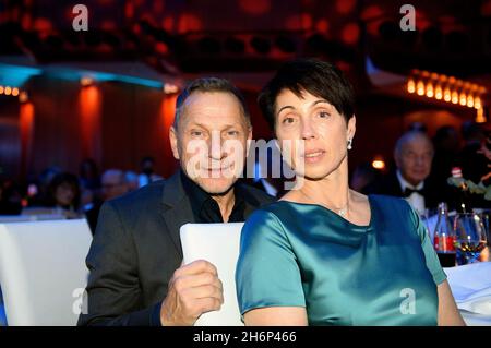 Frankfurt, Deutschland. November 2021. Richy MUELLER (MÃ ller) Schauspielerin mit Christina Christl STUMHOFER der 39. Deutsche Sport-Presseball am 6. November 2021 in Frankfurt am Main Â Quelle: dpa/Alamy Live News Stockfoto