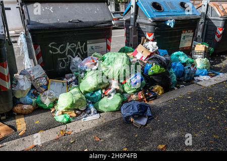 ROM ITALIEN, 17. November 2021. Abfall- und Recycling-Behälter mit nicht gesammelter Müllhalde in einem Vorort im Norden Roms. Der neu gewählte Bürgermeister von Rom, Roberto Gualtieri, hat Pläne für den Umgang mit Kapital dargelegt, das von einer monatelangen Müllkrise geplagt wurde. Kredit: amer ghazzal/Alamy Live Nachrichten Stockfoto