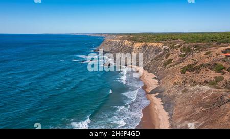 Luftaufnahme der portugiesischen Bergküste, Vicentina. Aljezur Dorf, Strand von Wal dos Homens. Sagres Stockfoto