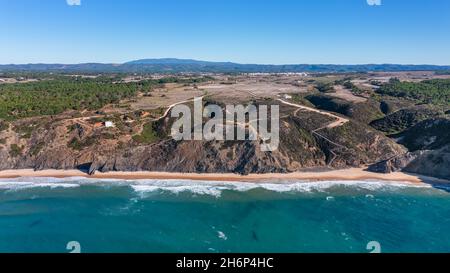 Luftaufnahme der portugiesischen Bergküste, Vicentina. Aljezur Dorf, Strand von Wal dos Homens. Sagres Stockfoto