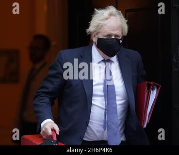 Premierminister Boris Johnson verlässt 10 Downing Street, London, um an den Fragen des Premierministers im Parlament teilzunehmen. Bilddatum: Mittwoch, 17. November 2021. Stockfoto