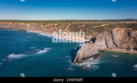 Luftaufnahme der portugiesischen Bergküste, Vicentina. Aljezur Dorf, Strand von Wal dos Homens. Sagres Stockfoto