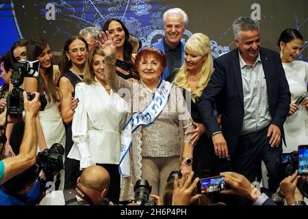 Jerusalem, Israel. November 2021. Die Holocaust-Überlebende Selina Steinfels (M), 86, winkt, nachdem sie zur Gewinnerin von Miss Holocaust Survivor 2021 gekrönt wurde. Der Schönheitswettbewerb wurde vom Friends of Zion Museum organisiert, um zehn Holocaust-Überlebende im Alter zwischen 79 und 90 Jahren zu ehren. Quelle: Alejandro Ernesto/dpa/Alamy Live News Stockfoto