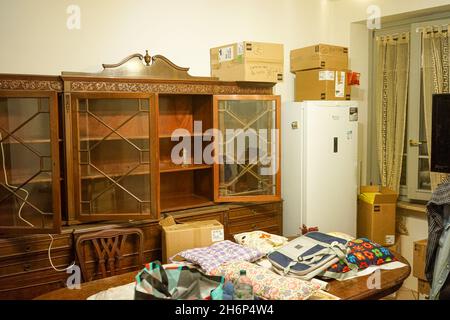 MAILAND, ITALIEN - 30. Sep 2021: Ein Haufen von Holzschränken während des Umzugs von Möbeln und des Wohnumzugs in Mailand, Italien Stockfoto