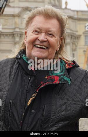 Berlin, Deutschland. November 2021. Die Künstlerin und Umweltaktivistin HA Schult steht am Schinkelplatz. Quelle: Jörg Carstensen/dpa/Alamy Live News Stockfoto