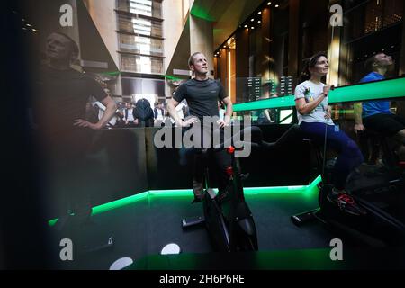 Jason Kenny, Olympiasieger im Radsport, während der PWR Ride-Veranstaltung in der Bloomberg Arcade, London. Bilddatum: Mittwoch, 17. November 2021. Stockfoto