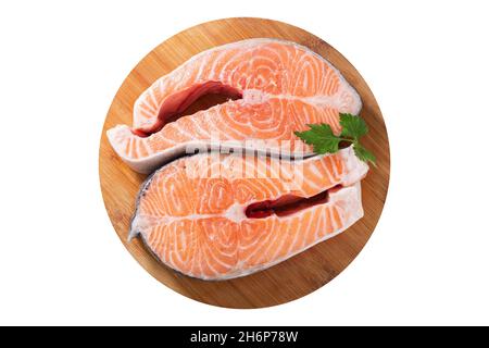 Frische Lachssteaks auf einem Holzbrett isoliert auf weißem Hintergrund, Draufsicht Stockfoto