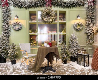 Weihnachtscafe Bäckerei in Schnee Dekorationen Stockfoto