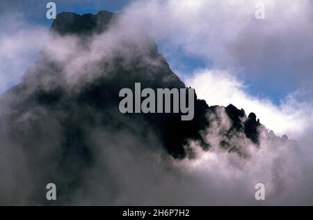 FRANKREICH. PYRENEES-ATLANTIQUES (64) NATIONALPARK DER PYRENÄEN. OSSAU-TAL. DAS PIC DU MIDI D'OSSAU (2884 M). EIN MEKKA DES BERGSTEIGENS AUF DEM SCHEITERHAUFEN Stockfoto