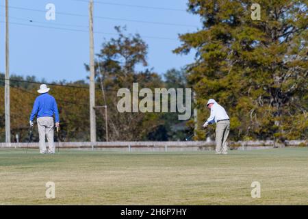 NEW ORLEANS, LA, USA - 12. NOVEMBER 2021: Ältere Golfer, die auf dem City Park Golfplatz spielen Stockfoto